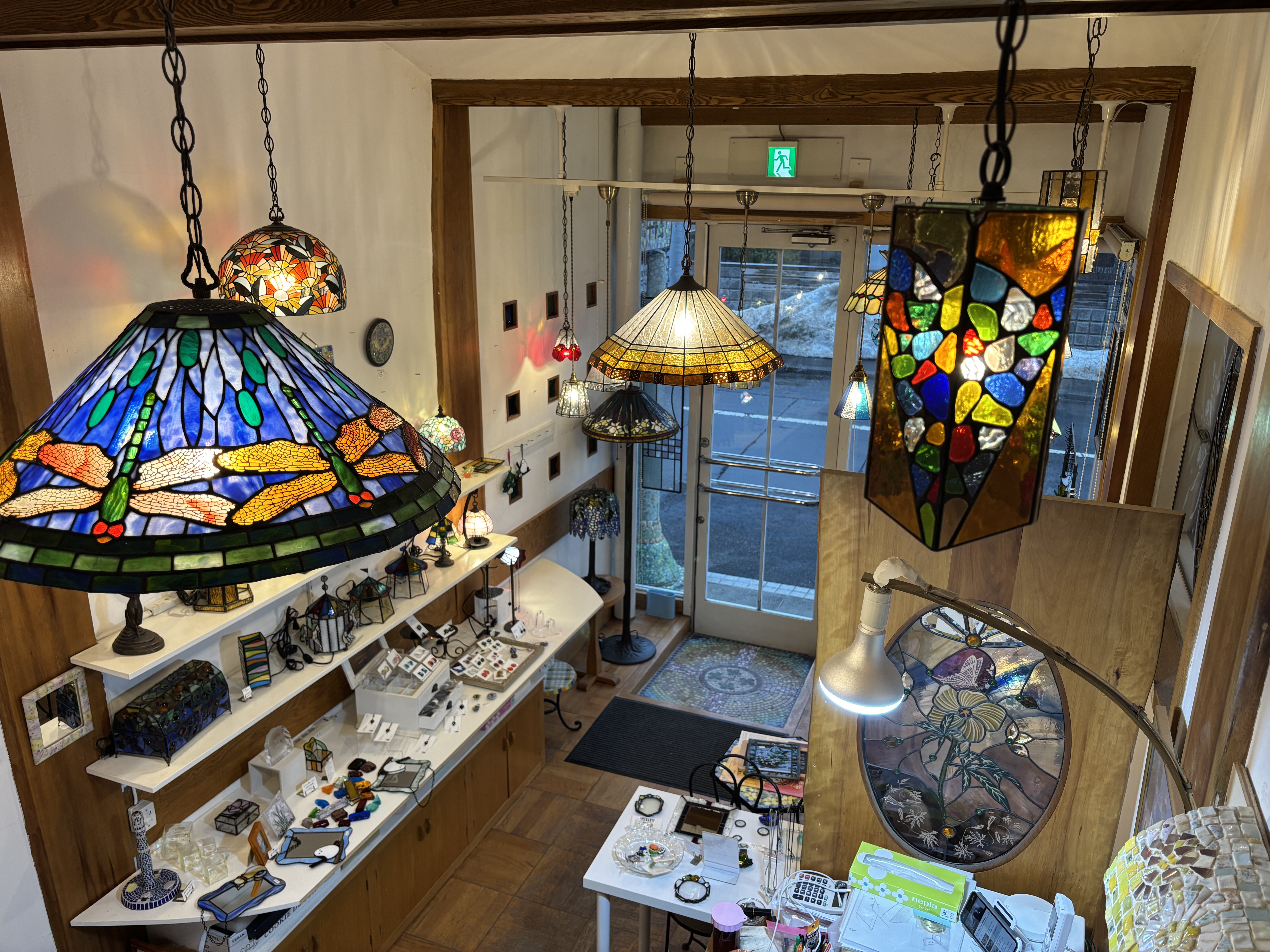 札幌のステンドグラス教室でのガラスカット制作風景