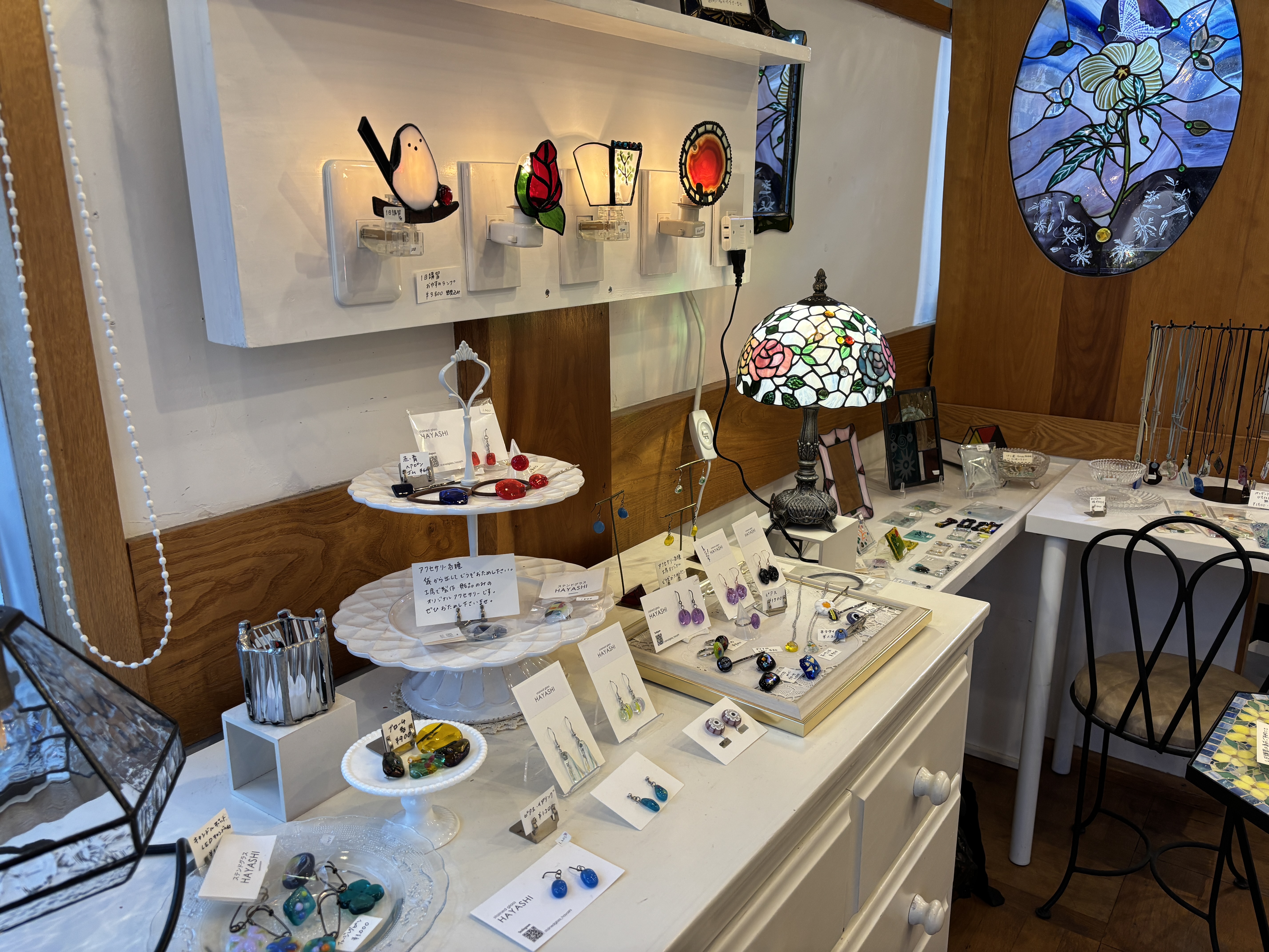 札幌・円山のステンドグラス工房にある色とりどりの輸入ガラス