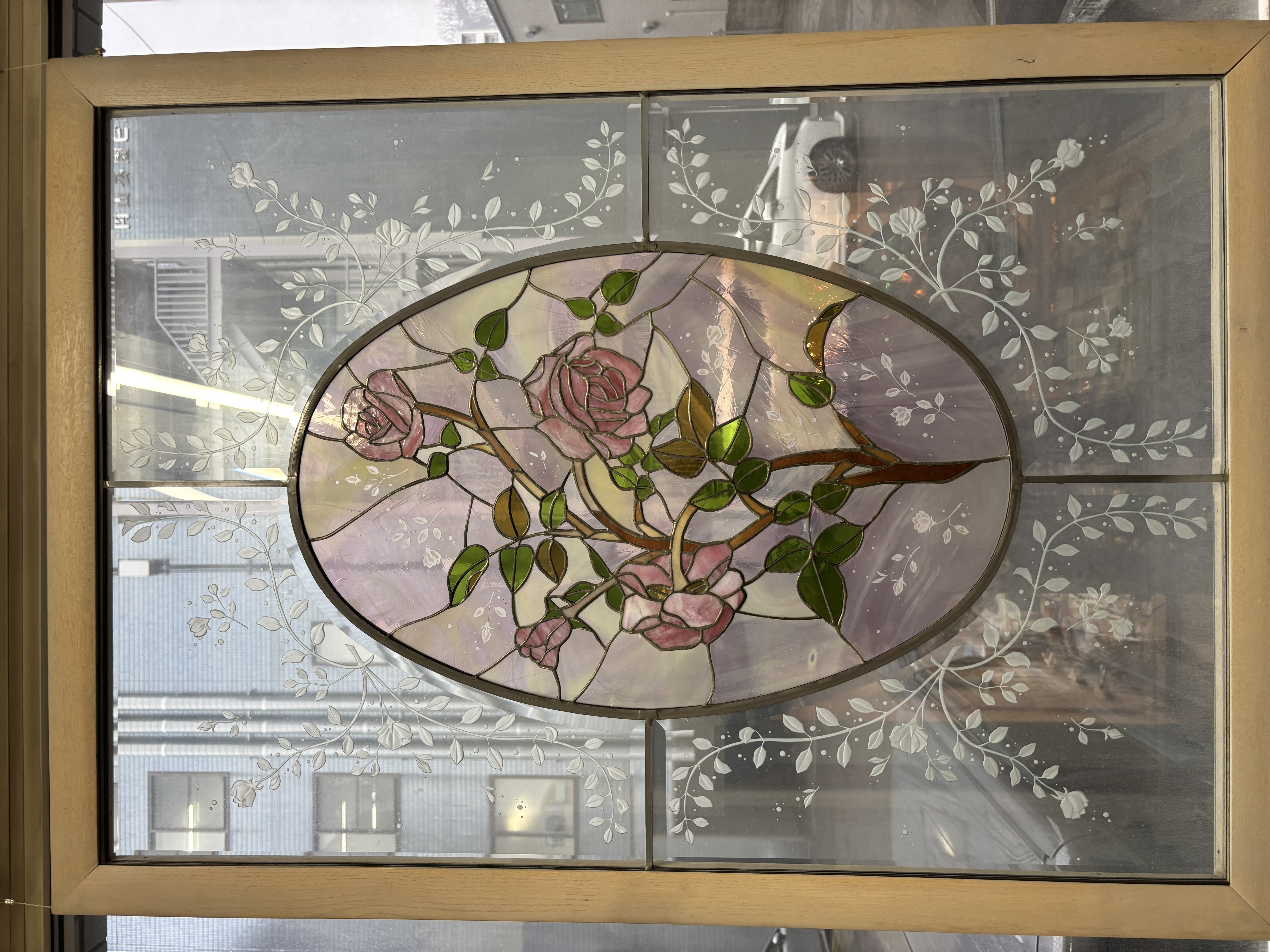 札幌の工房で制作したステンドグラスランプの灯り