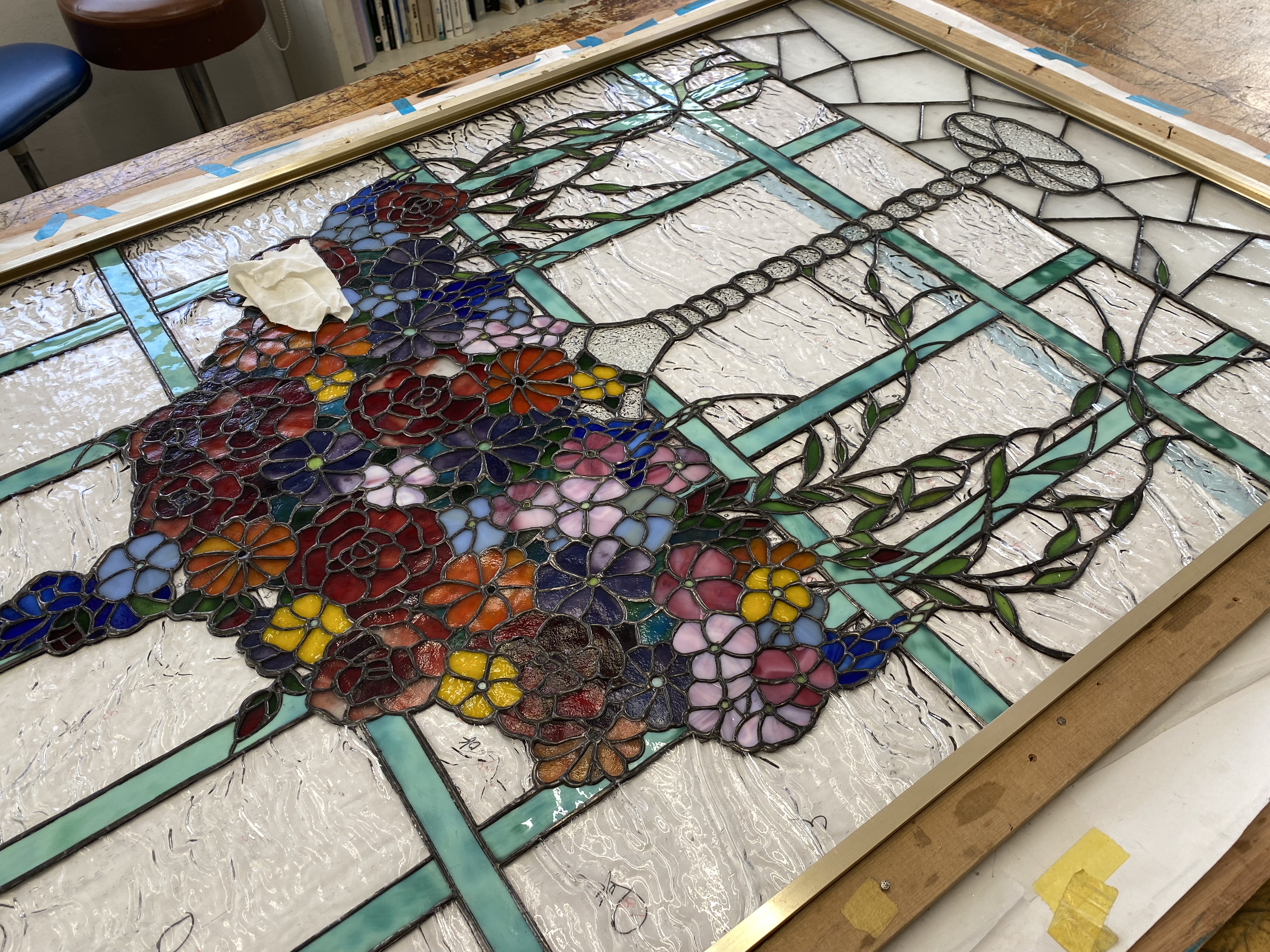 札幌・円山のステンドグラス教室で生徒が作品を制作している風景